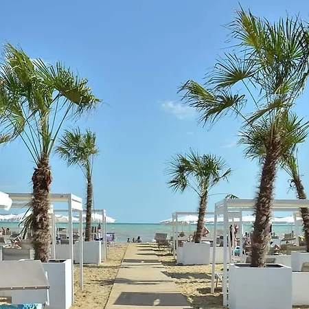 Beachfront With A Big Terrace - Beahost Διαμέρισμα